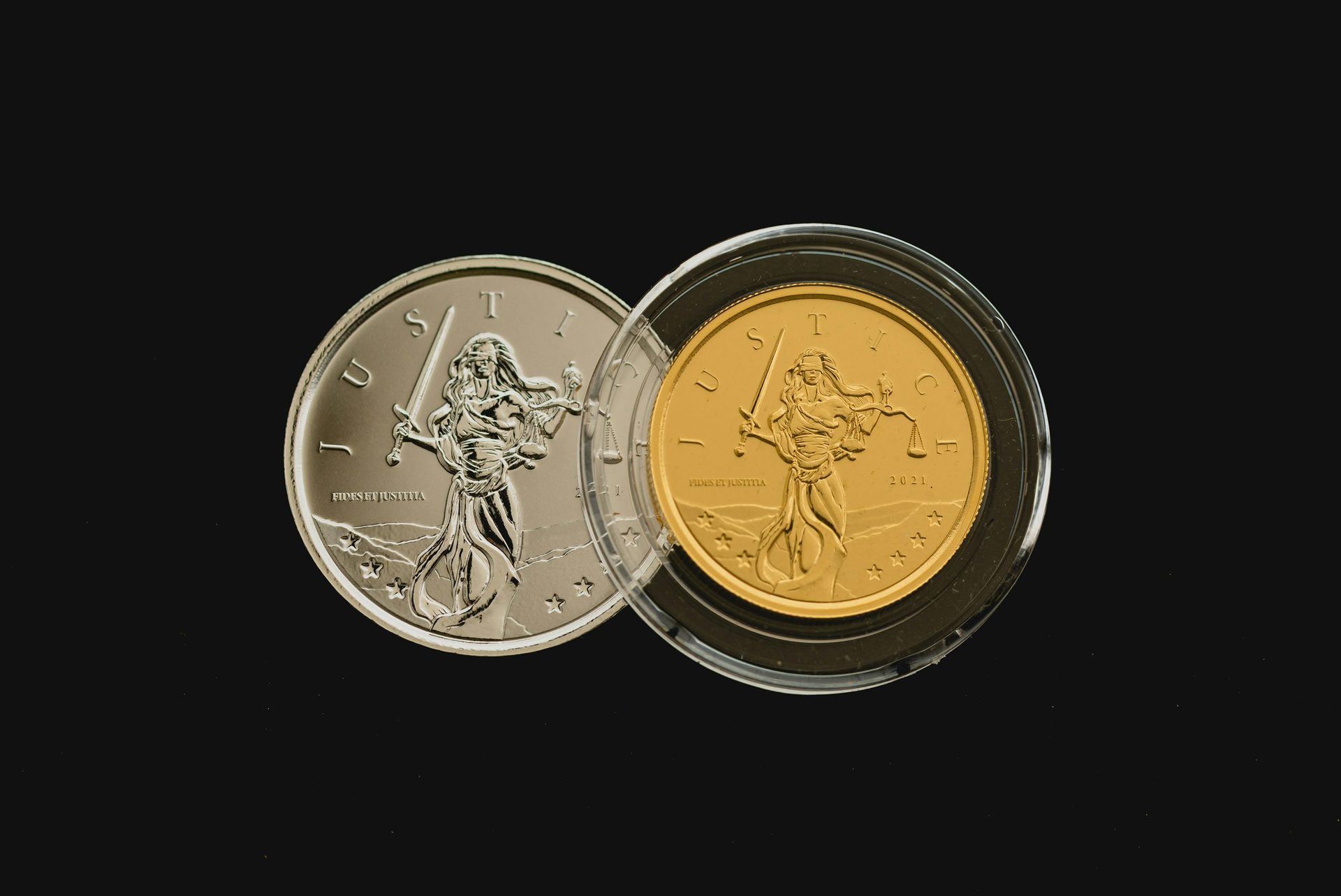Gold kaufen: physische Gold- und Silbermünzen als Beispiel für Edelmetalle