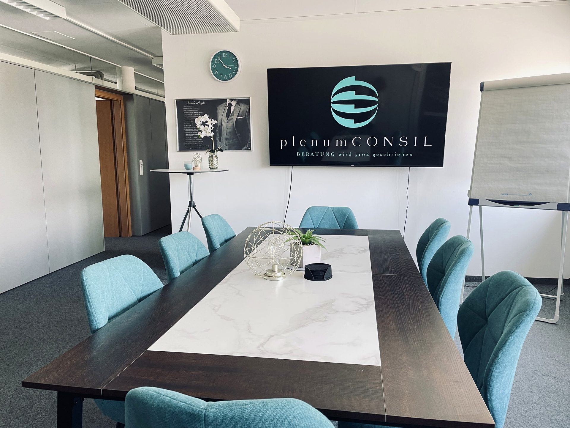 Besprechungsbereich im Büro von plenumCONSIL Burghausen