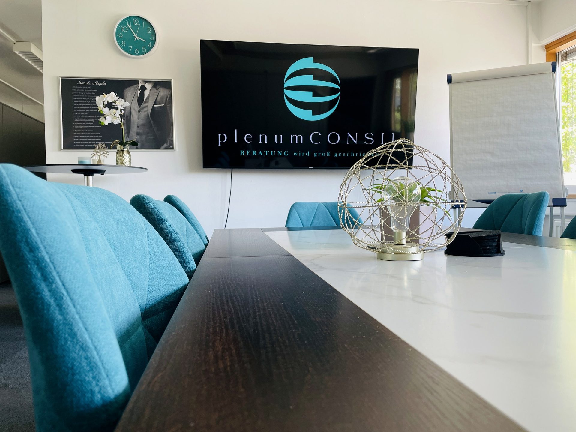 Besprechungsbereich im Büro von plenumCONSIL Burghausen