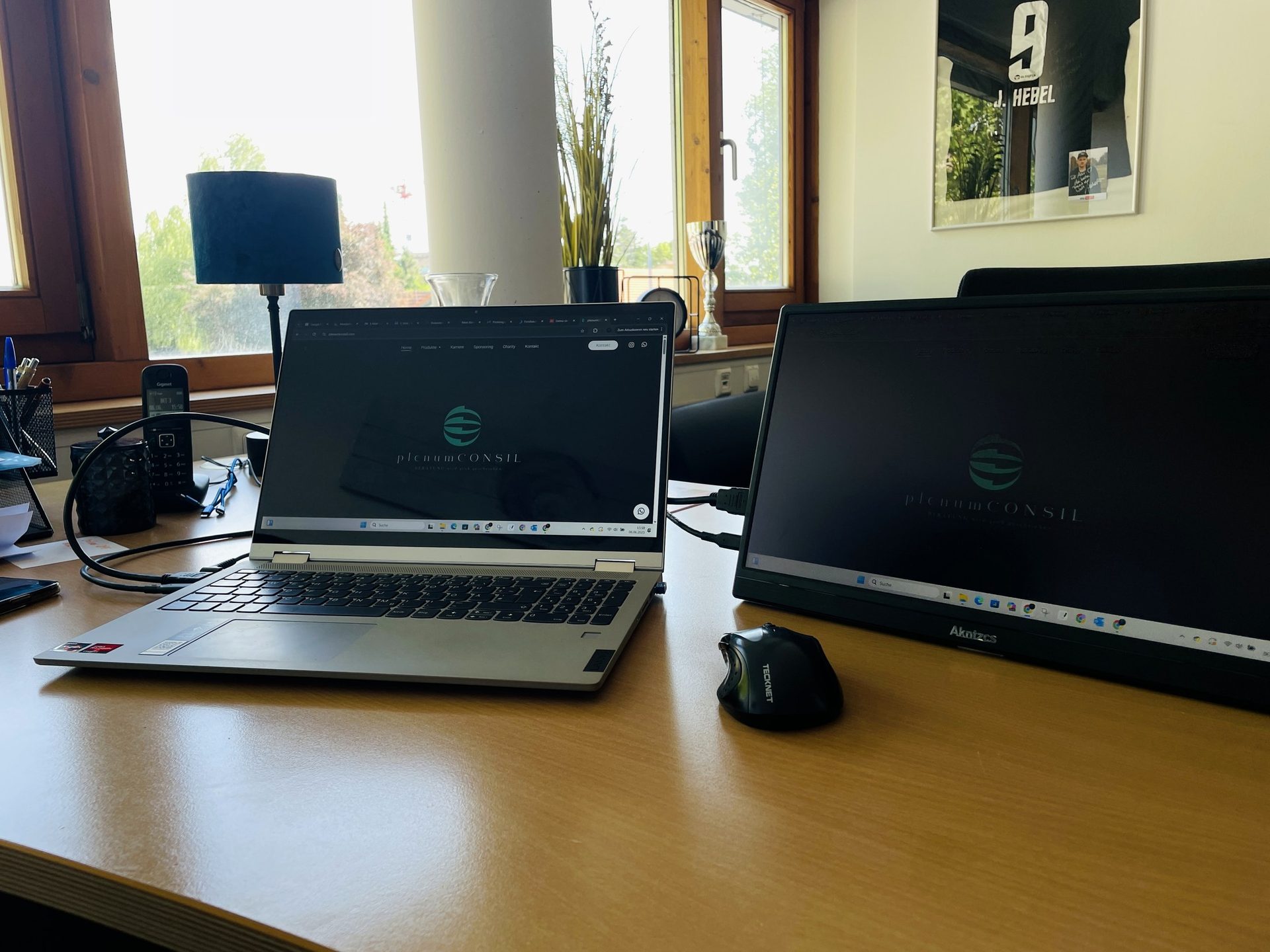 Arbeitsplatz im Büro von plenumCONSIL Burghausen